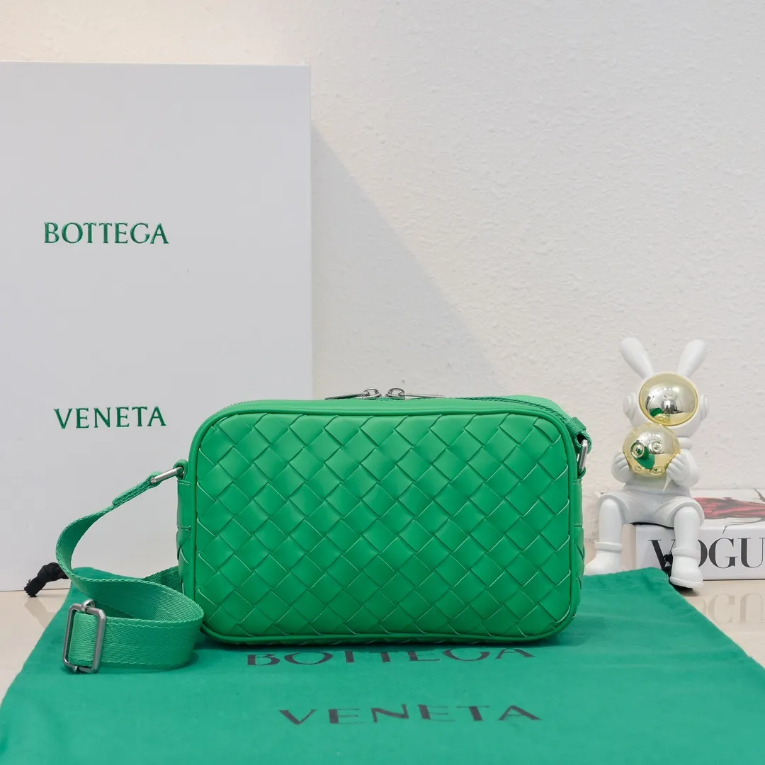 Batch 1480 BV lntrecciato woven leather crossbody bag. The zipper opens and closes, and the space is too large. It meets the daily needs of going out on the street. There are no problems with mobile phones 📱 wallets 👛 power bank 🔋. The weaving process is used, and the texture of the upper body 🔝 is very high-end. Style number: 7100 Size: 25*7.5